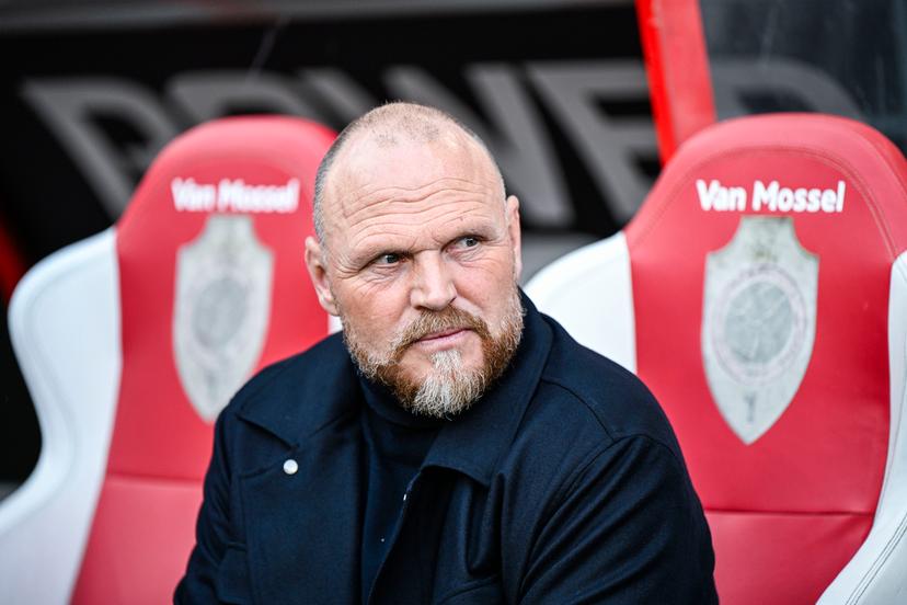 Antwerp's head coach Joseph Oosting pictured at the start of a soccer match between Royal Antwerp FC and Sporting Charleroi, Sunday 10 May 2026 in Antwerp, on the seventh day of the Europe Play-offs (PO2) of the 2025-2026 'Jupiler Pro League' first division of the Belgian championship. BELGA PHOTO TOM GOYVAERTS