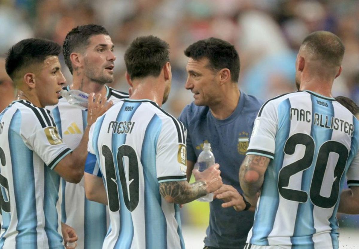 Argentina's head coach Lionel Scaloni gives instructions to his players as they take part in the hydratation break during the 2026 World Cup Group J football match between Argentina and Algeria at the Kansas City Stadium in Kansas City on June 16, 2026.   JUAN MABROMATA / AFP