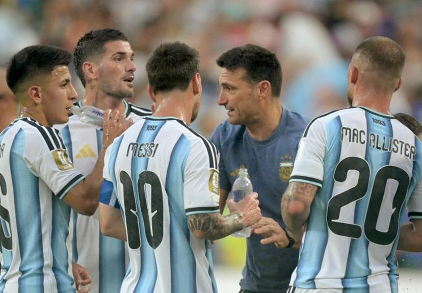 Argentina's head coach Lionel Scaloni gives instructions to his players as they take part in the hydratation break during the 2026 World Cup Group J football match between Argentina and Algeria at the Kansas City Stadium in Kansas City on June 16, 2026.   JUAN MABROMATA / AFP
