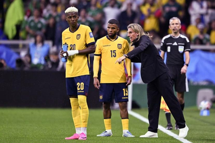 Ecuador's Argentine head coach Sebastian Beccacece gives instructions to Ecuador's midfielder #15 Pedro Vite and Ecuador's forward #20 Nilson Angulo during the 2026 World Cup round of 32 football match between Mexico and Ecuador at the Mexico City Stadium in Mexico City on June 30, 2026.   CARL DE SOUZA / AFP