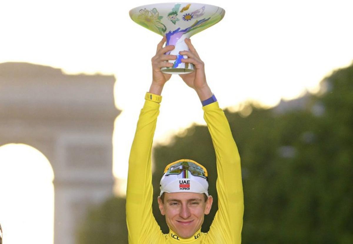 UAE Team Emirates - XRG's Slovenian rider Tadej Pogacar celebrates on the podium with the overall leader's yellow jersey after the 21st stage of the 113th edition of the Tour de France cycling race, 88,7 km starting and finishing in Paris, on July 26, 2026.  Bernard PAPON / POOL / AFP