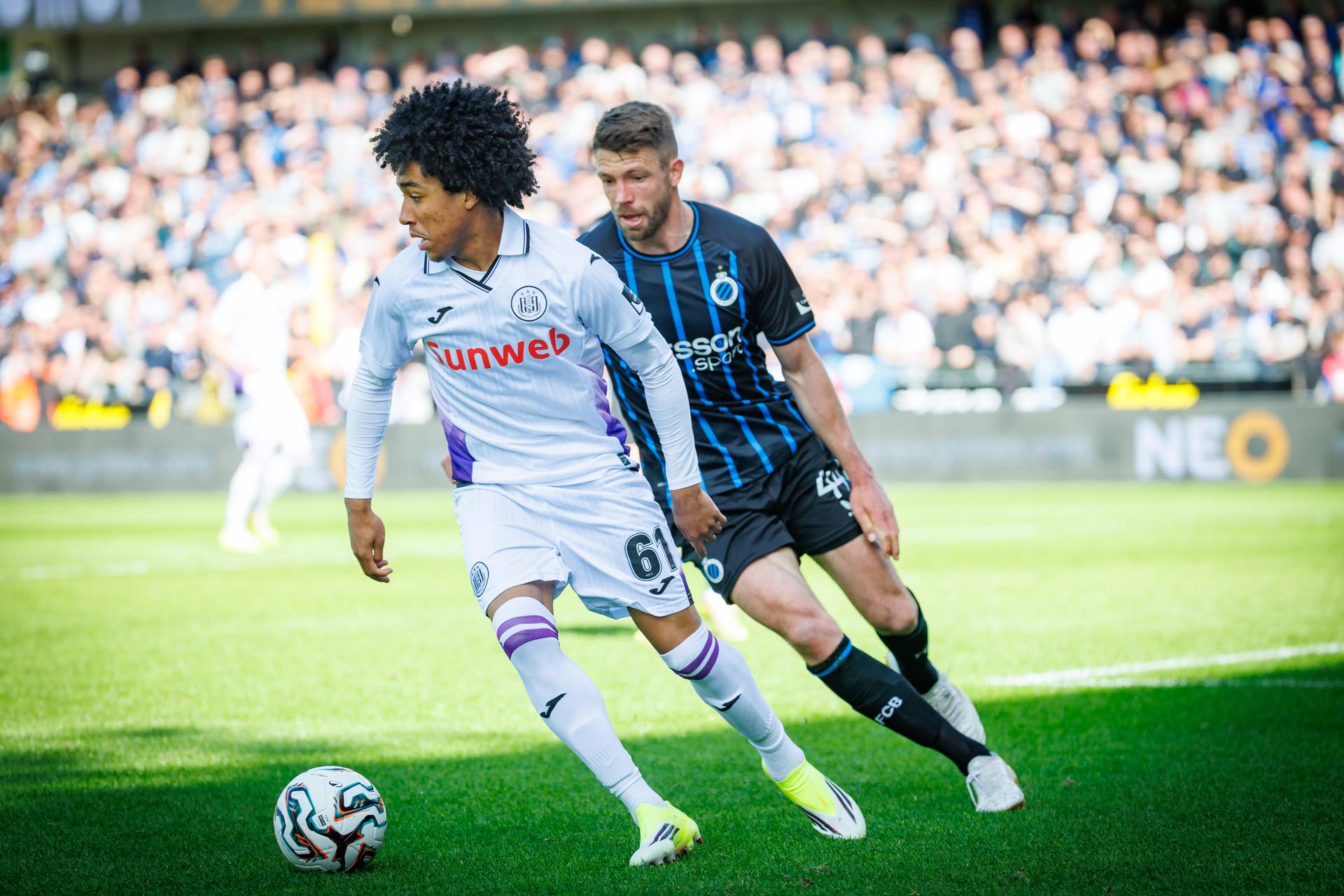 Anderlecht's Joshua Nga Kana and Club's Brandon Mechele fight for the ball during a soccer match between Club Brugge and RSCA Anderlecht, Monday 06 April 2026 in Brugge, on the first day of the Champion's Play-off (PO1) of the 2025-2026 'Jupiler Pro League' first division of the Belgian championship. BELGA PHOTO KURT DESPLENTER