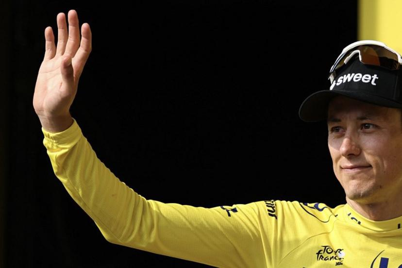 Uno-X Mobility team's Norwegian rider Torstein Traeen celebrates on the podium with the overall leader's yellow jersey after the 5th stage of the 113th edition of the Tour de France cycling race, 158 km between Lannemezan and Pau in southwestern France, on July 8, 2026.  Anne-Christine POUJOULAT / AFP