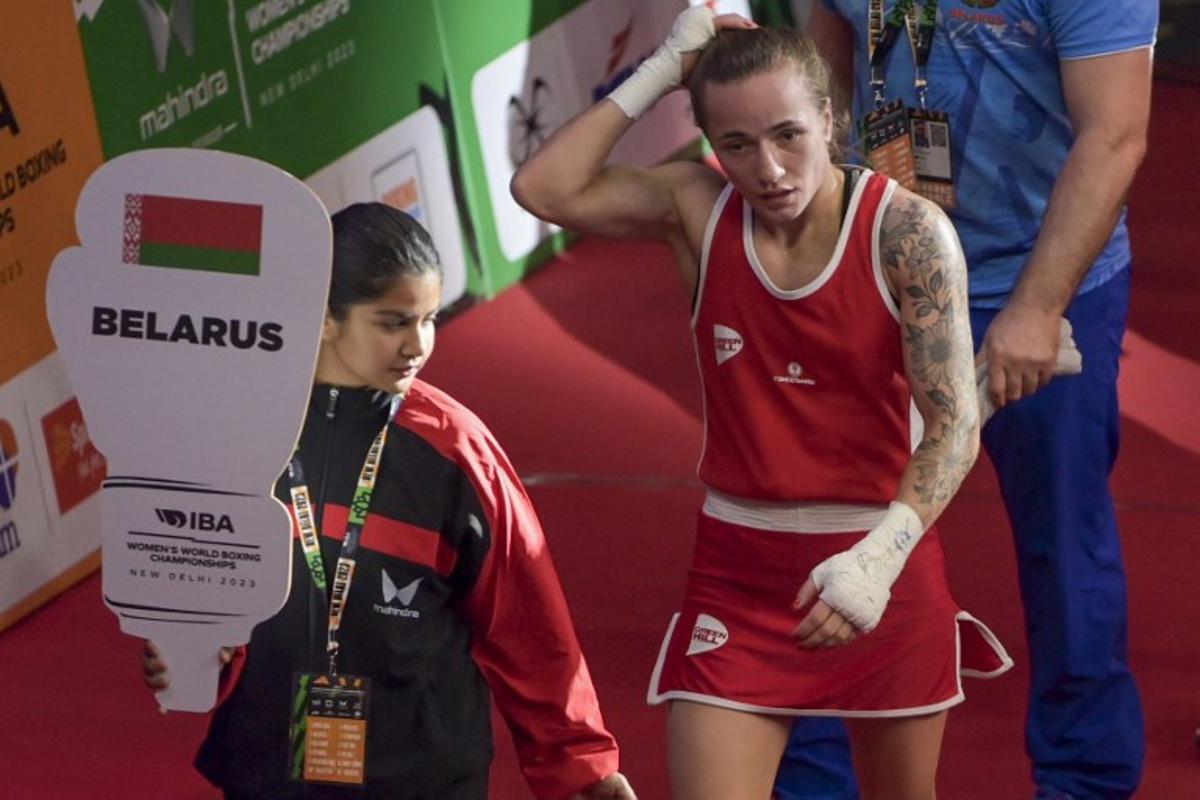 Belarus boxer Yulia Apanasovich (C) leaves after winning against Alexandra Anamaria Gheorghe of Romania during the preliminary round of the Elite women  50-52 kgs light fly IBA Women's World Boxing Championship 2023, in New Delhi on March 16, 2023.  Money SHARMA / AFP