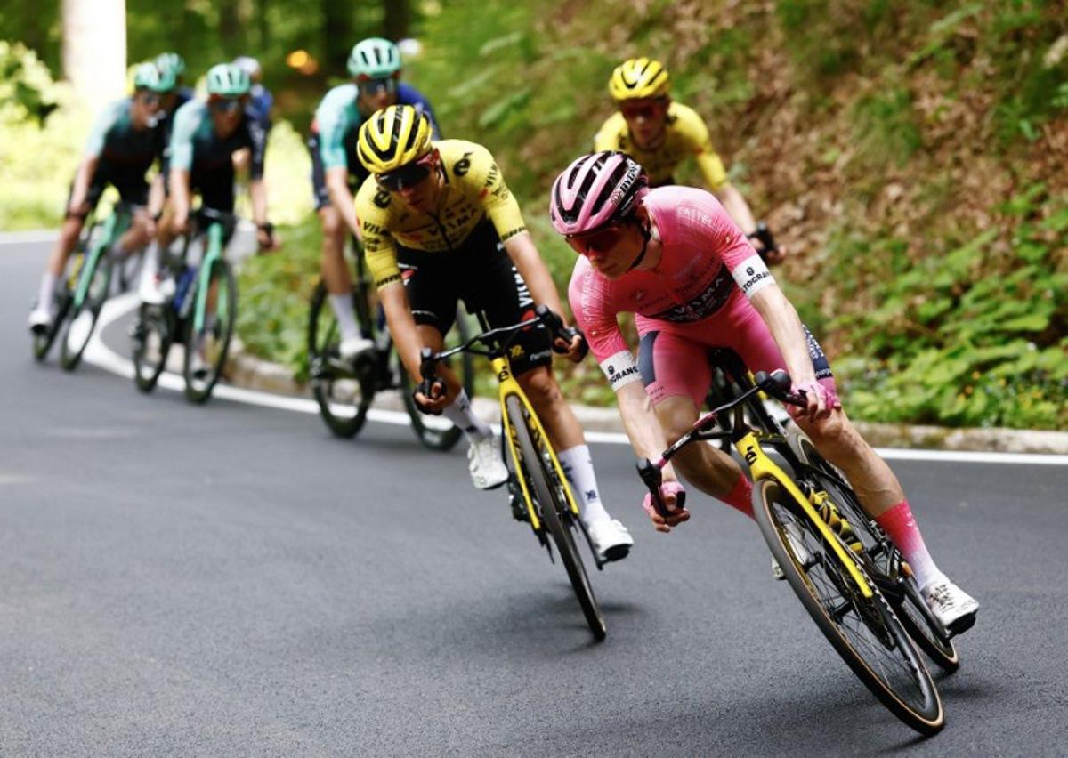 Team Visma Lease a Bike Danish rider Jonas Vingegaard wearing the overall leader's pink jersey cycles downhill during the 20th stage of the Giro d'Italia 2026 - Tour of Italy cycling race between Gemona del Friuli and Piancavallo, Italy, on May 30, 2026.  Luca Bettini / AFP