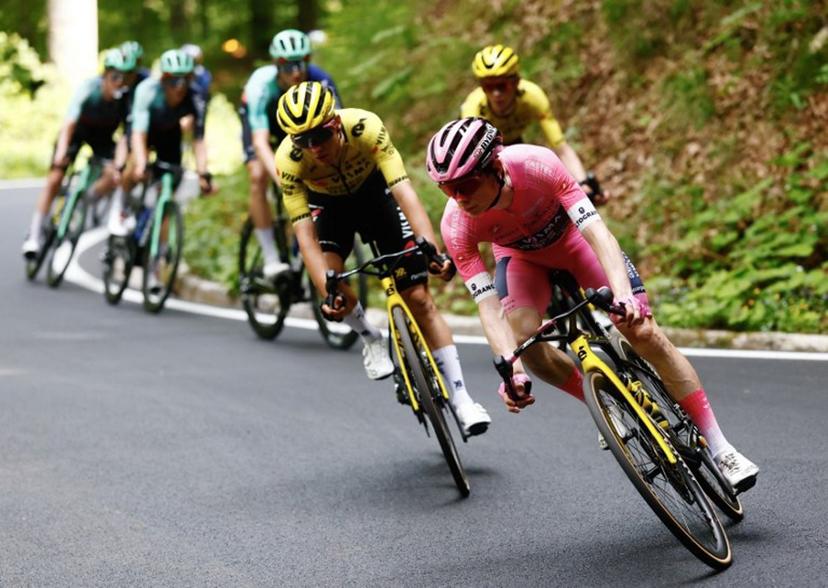 Team Visma Lease a Bike Danish rider Jonas Vingegaard wearing the overall leader's pink jersey cycles downhill during the 20th stage of the Giro d'Italia 2026 - Tour of Italy cycling race between Gemona del Friuli and Piancavallo, Italy, on May 30, 2026.  Luca Bettini / AFP