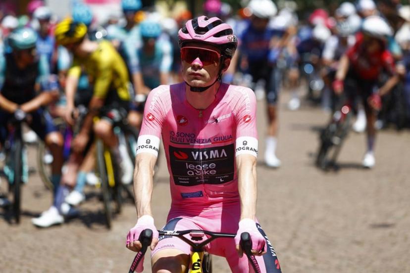 Team Visma Lease a Bike Danish rider Jonas Vingegaard wearing the overall leader's pink jersey (Maglia Rosa) prepares to take the start of the 16th stage of the Giro d'Italia 2026 - Tour of Italy cycling race between Bellinzona and Cari, Switzerland, on May 26, 2026.  Luca Bettini / AFP