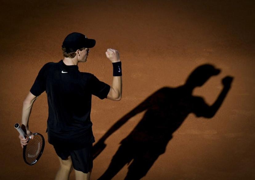 Italy's Jannik Sinner celebrates a point against Norway's Casper Ruud during the men's final of the ATP Rome Open tennis tournament at Foro Italico in Rome on May 17, 2026.   TIZIANA FABI / AFP