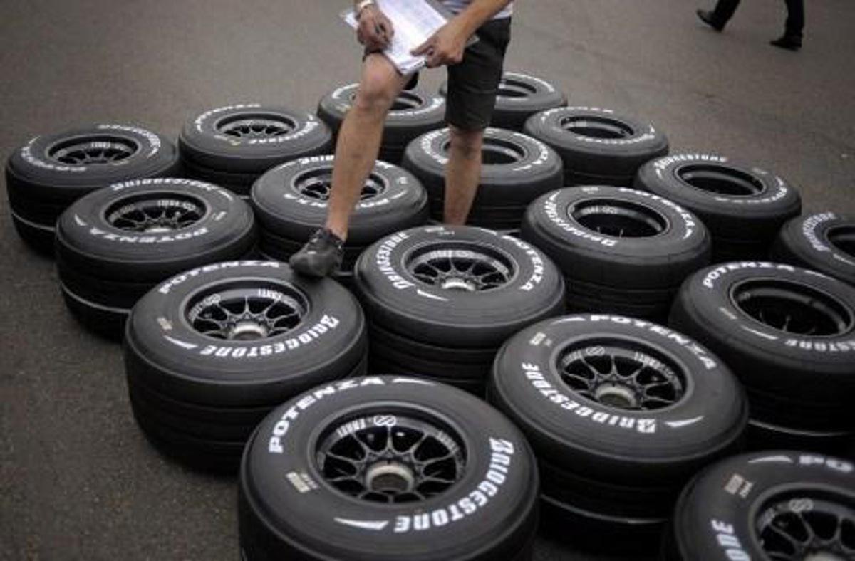 A technician cheks tires in the paddock of the Magny-Cours racetrack on June 19, 2008 in Magny-Cours, central France, three days ahead of the French Formula One Grand Prix.       AFP PHOTO / JEFF PACHOUD