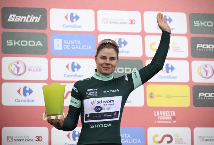 Team SD Worx - Protime's Belgian rider Lotte Kopecky celebrates her green jersey of best sprinter after the 7th stage, a 132.9 km race between Pola de Laviana and Alto de l'Angliru, on May 9, 2026.   Miguel RIOPA / AFP