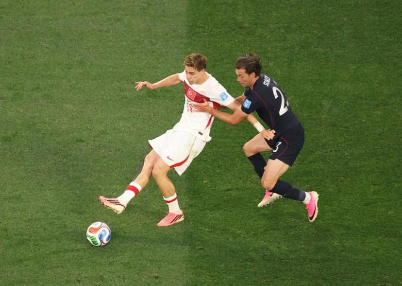 Turkey's forward #11 Kenan Yildiz and US defender #23 Joe Scally fight for the ball during the 2026 World Cup Group D football match between Turkey and USA at the Los Angeles Stadium in Inglewood on June 25, 2026.   Etienne LAURENT / AFP
