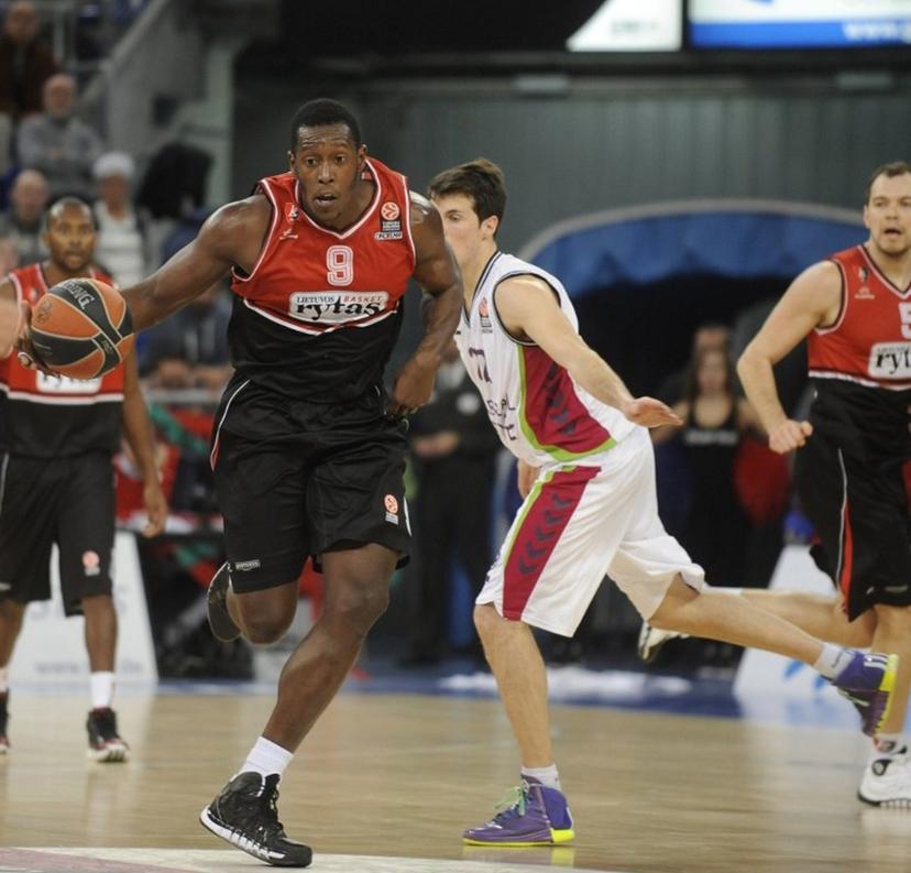 Lietuvos Rytas Vilnius' Juan Palacios (L) vies with Laboral Kutxa's French guard Thomas Heurtel (R) during the Euroleague basketball match Laboral Kutxa Vitoria vs Lietuvos Rytas Vilnius at the Fernando Buesa Arena in Vitoria on December 6, 2013.  Rafa RIVAS / AFP
