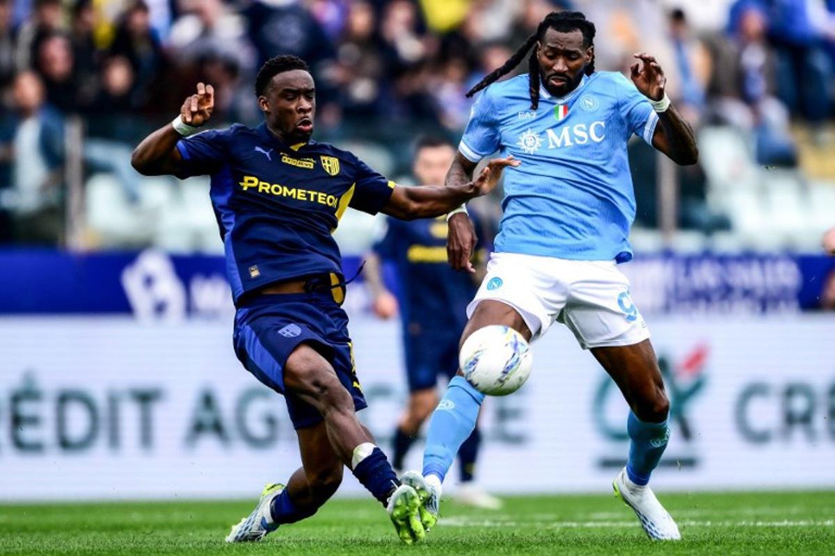 Parma's Belgian midfielder #16 Mandela Keita (L) fights for the ball with Napoli's Cameroonian midfielder #99 Andre Frank Zambo Anguissa during the Italian Serie A football match between Parma Calcio 1913 and SSC Napoli at the Ennio Tardini Stadium in Parma on April 12, 2026.  MARCO BERTORELLO / AFP