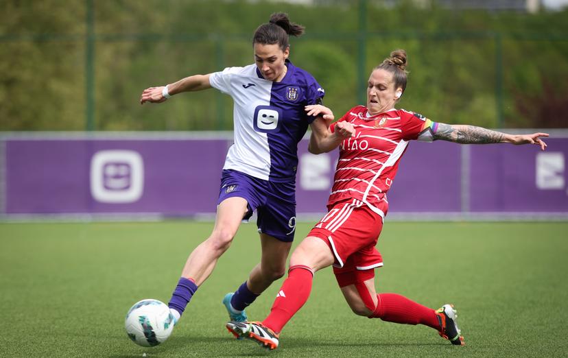 RSCA's Amelie Delabre and Standard Femina's Maud Coutereels fight for the ball during a soccer game between KAA Gent Ladies and RSCA Women, Saturday 27 April 2024 in Brussels, on day 6 of the play-off group A of the Super League women's championship. BELGA PHOTO VIRGINIE LEFOUR