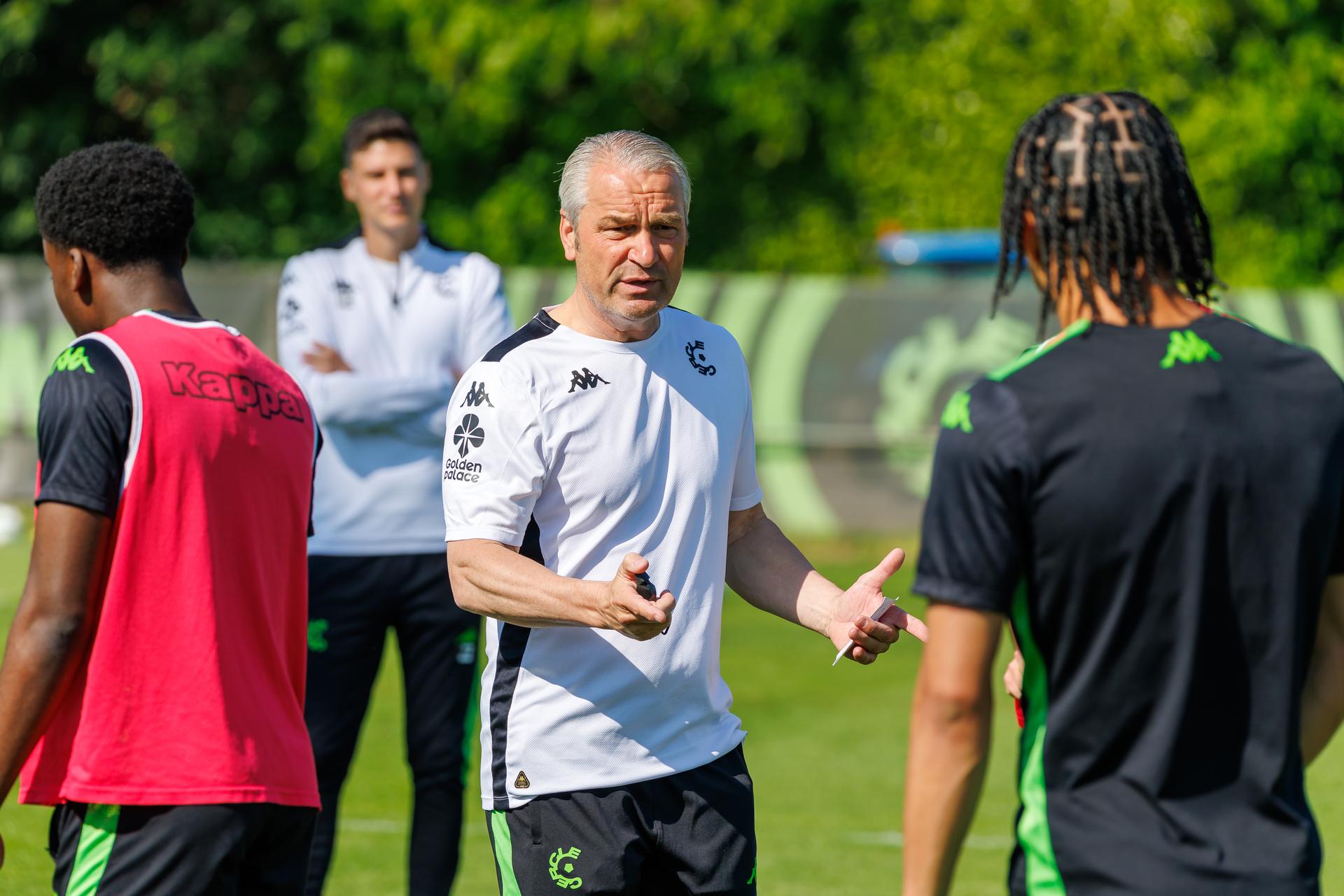 Cercle's new head coach Bernd Storck pictured during a training session of Belgian soccer team Cercle Brugge KSV, Wednesday 14 May 2025 in Brugge. BELGA PHOTO KURT DESPLENTER