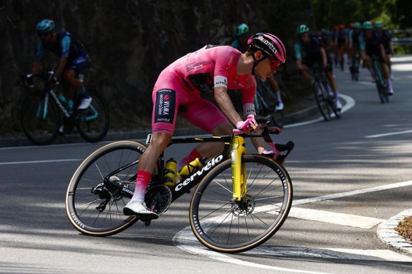 Team Visma Lease a Bike Danish rider Jonas Vingegaard wearing the overall leader's pink jersey (Maglia Rosa) rides in the pack during the 16th stage of the Giro d'Italia 2026 - Tour of Italy cycling race between Bellinzona and Cari, Switzerland, on May 26, 2026.  Luca Bettini / AFP