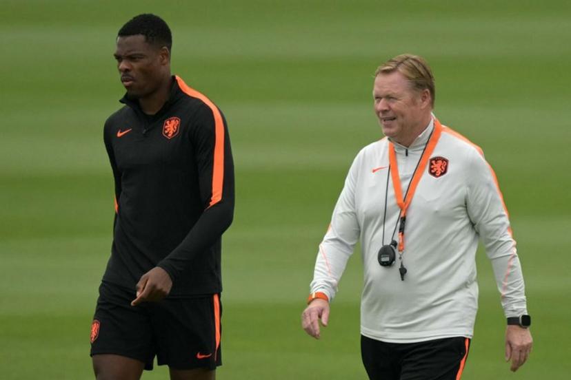 Netherlands' defender #22 Denzel Dumfries (L) and Netherlands' head coach Ronald Koeman take part in a training session on the eve of the 2026 World Cup football tournament Group F football match between Netherlands and Tunisia at KC Current Training Facility in Kansas City on June 24, 2026.  JUAN MABROMATA / AFP