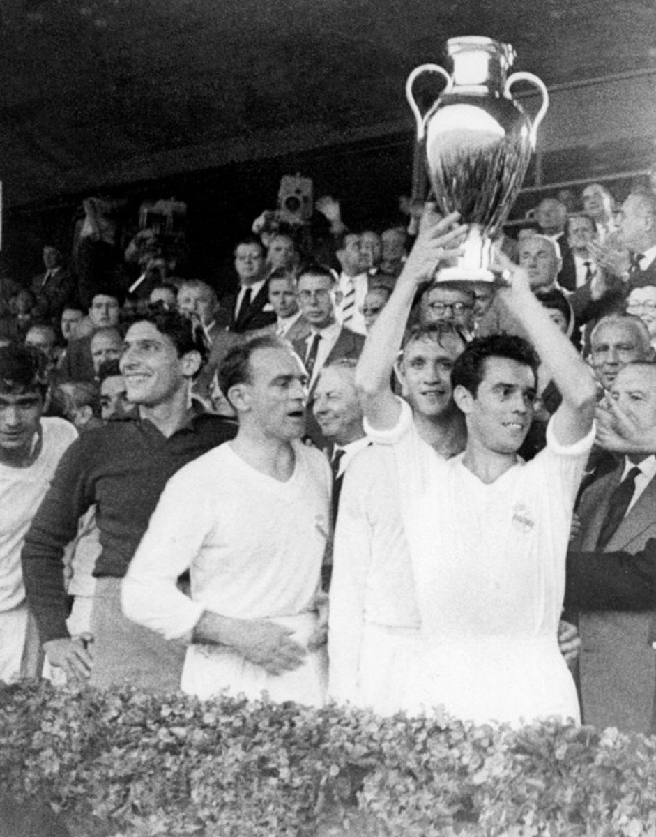 Real Madrid's captain Jose Santamaria, with teammates Rogelio Dominguez (2nd L) and Alfredo Di Stefano (C) standing next to him, holds aloft the European Champions Cup, after his team defeated Reims (France) 2-0 in the final 03 May 1959 in Stuttgart. AFP PHOTO  STAFF / AFP
