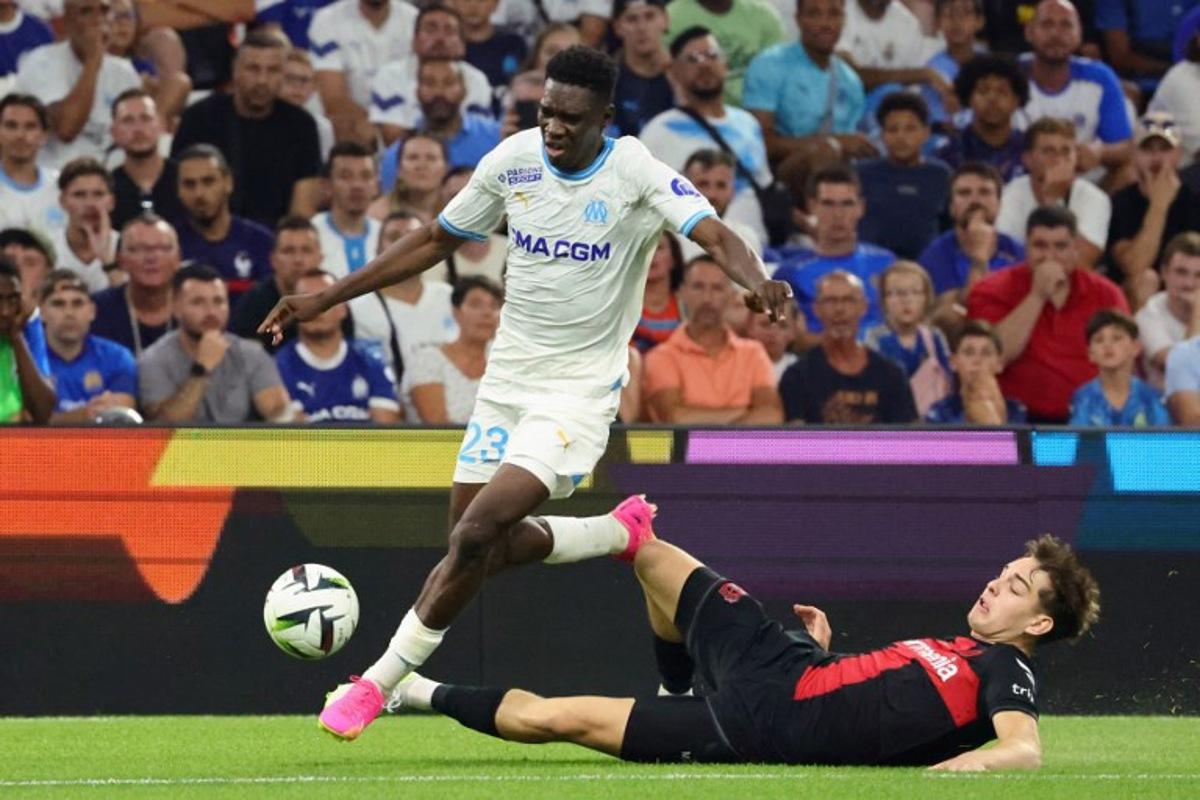 Bayer Leverkusen's German defender Reno Munz (R) fights for the ball with Marseille's Senegalise forward Ismaila Sarr (L) during the pre-season friendly football match between Olympique Marseille (OM) and Bayer Leverkusen at the Stade Velodrome in Marseille, southern France on August 2, 2023.  CLEMENT MAHOUDEAU / AFP