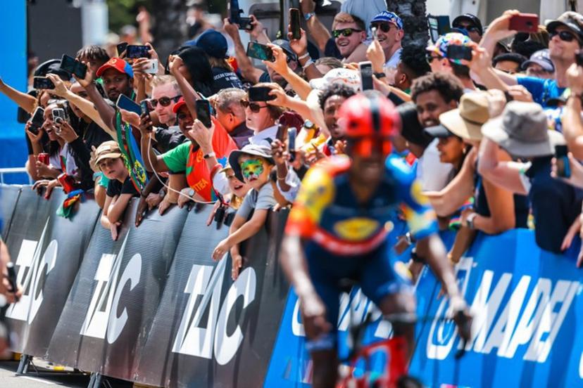 Eritrea fans cheer Team Lidl-Trek's Natnael Tesfatsion of Eritrea towards the sprint finish during the 2024 Men's Elite Cadel Evans Great Ocean Road Race cycling event in Geelong on January 28, 2024.  CHRIS PUTNAM / AFP