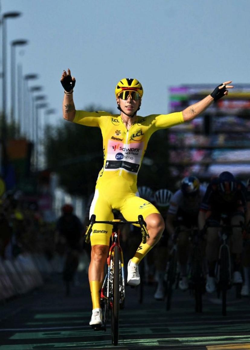 Team SD Worx-Protime's Dutch rider Lorena Wiebes wearing the overall leader's yellow jersey celebrates as she crosses the finish line to win the second (out of 9) stage of the fifth edition of the Women's Tour de France cycling race, 147.9 km from Aigle to Geneva, in Geneva on August 2, 2026.  NICOLAS TUCAT / AFP