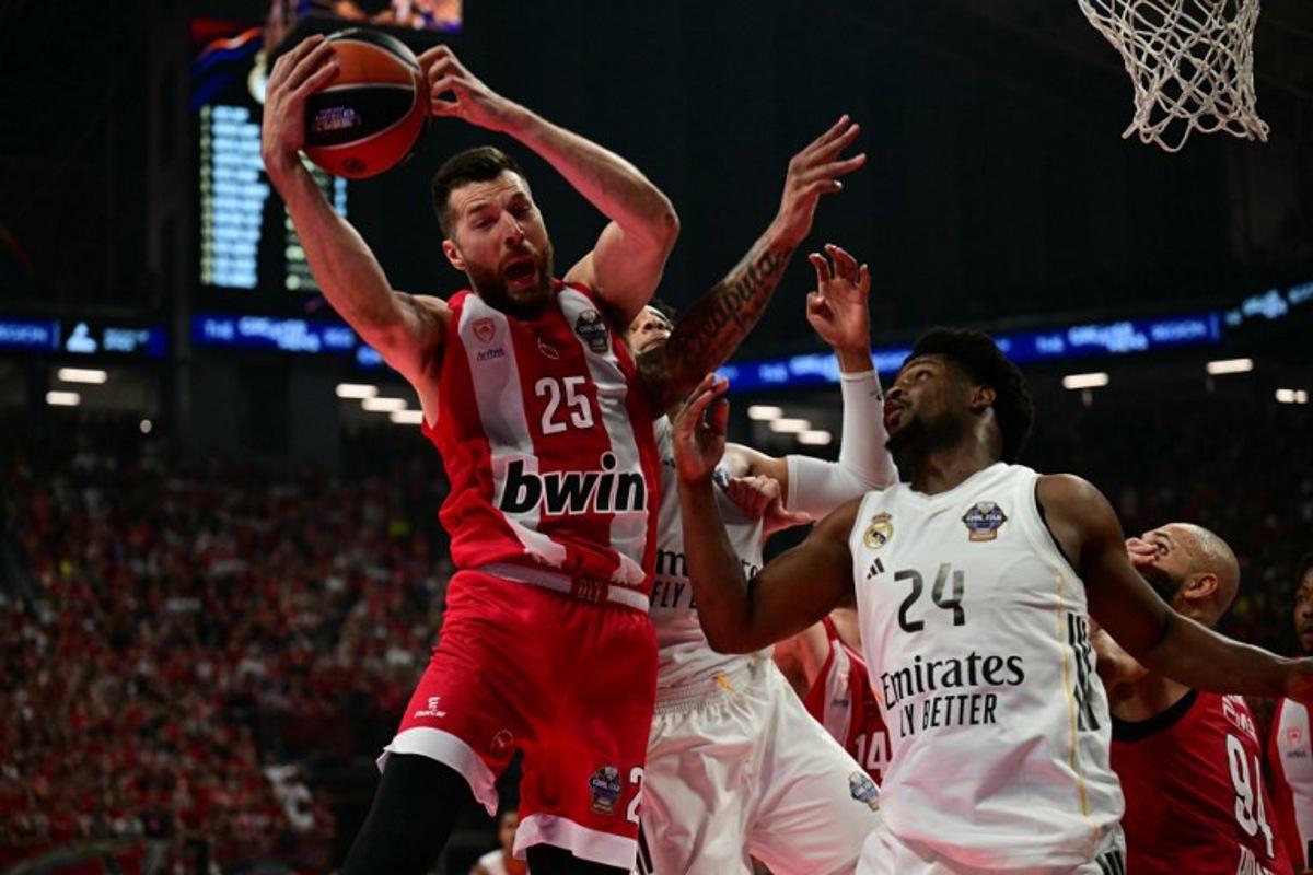 Olympiacos' US forward #25 Alec Peters (L) fights for the ball with Real Madrid's Spanish guard #24 Andres Feliz (R) during the men's EuroLeague final basketball match between Olympiacos Piraeus and Real Madrid at the Telekom Center Athens in Athens on May 24, 2026.   Angelos Tzortzinis / AFP
