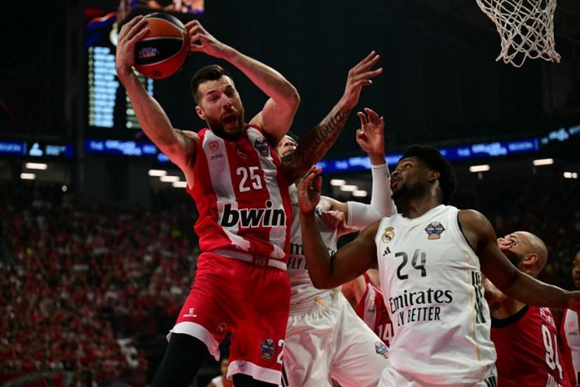 Olympiacos' US forward #25 Alec Peters (L) fights for the ball with Real Madrid's Spanish guard #24 Andres Feliz (R) during the men's EuroLeague final basketball match between Olympiacos Piraeus and Real Madrid at the Telekom Center Athens in Athens on May 24, 2026.   Angelos Tzortzinis / AFP