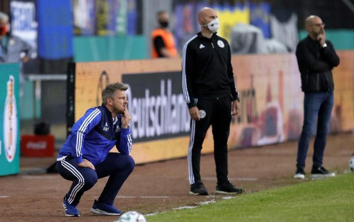 Saarbruecken's head coach Lukas Kwasniok (L) and Leverkusen's Dutch head coach Peter Bosz (R) react during the German Cup (DFB Pokal) semi-final football match 1 FC Saarbruecken v Bayer 04 Leverkusen in Volklingen, southern Germany on June 9, 2020.   Ronald WITTEK / POOL / AFP DFB REGULATIONS PROHIBIT ANY USE OF PHOTOGRAPHS AS IMAGE SEQUENCES AND QUASI-VIDEO.

