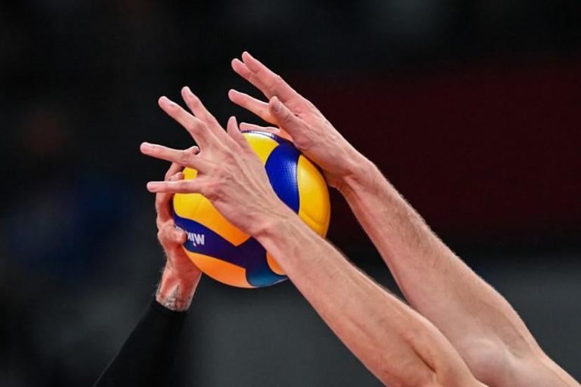 Argentina's Facundo Conte (L) hits the ball in front of France's Jean Patry in the men's semi-final volleyball match between France and Argentina during the Tokyo 2020 Olympic Games at Ariake Arena in Tokyo on August 5, 2021.  YURI CORTEZ / AFP