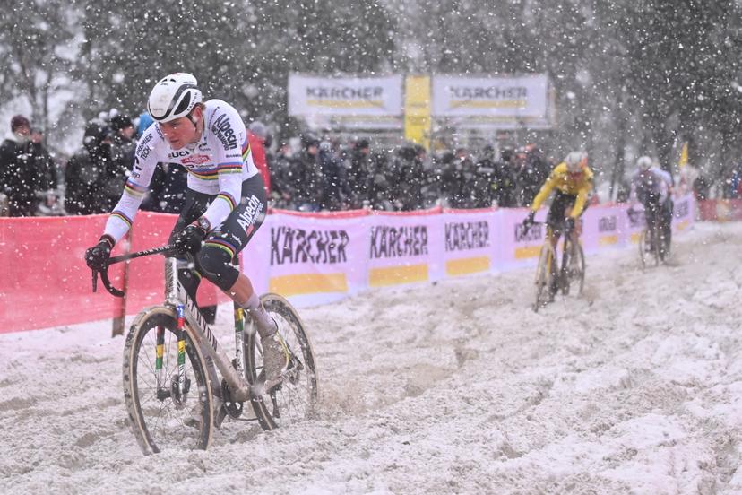 Dutch Mathieu Van Der Poel pictured in action during the men's elite race of the Zilvermeercross cyclocross cycling event in Mol, stage 5/7 in the Exact Cross competition, on Friday 02 January 2026. BELGA PHOTO LUC CLAESSEN