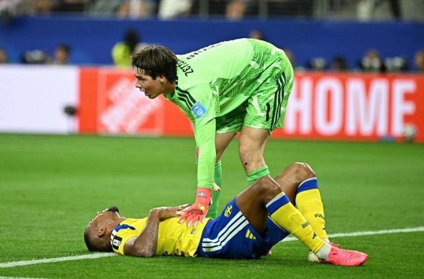 Sweden's goalkeeper #01 Jacob Widell Zetterstrom conforts teammate defender #04 Isak Hien as he reacts in pain during the 2026 World Cup Group F football match between Japan and Sweden at the Dallas Stadium in Arlington on June 25, 2026.   Paul ELLIS / AFP