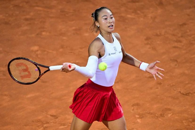 China's Zheng Qinwen returns to Belarus' Aryna Sabalenka during their singles quarter-final match of the WTA Rome Open tennis tournament at Foro Italico in Rome, on May 14, 2025.  PIERO CRUCIATTI / AFP