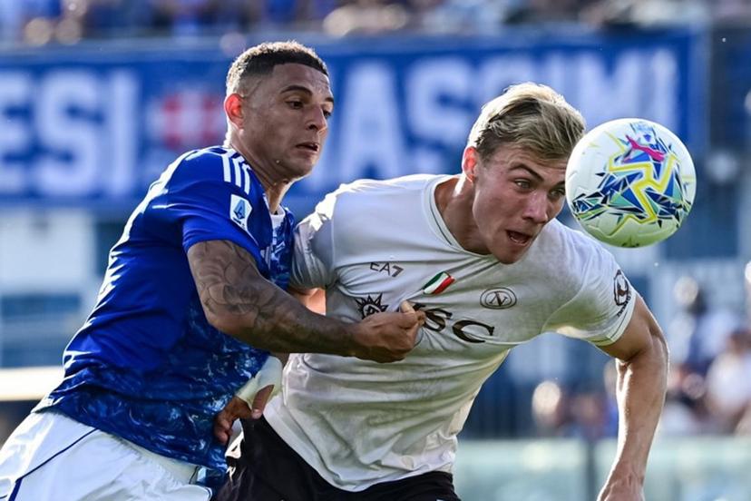 Como's Brazilian defender #34 Diego Carlos fights for the ball with Napoli's Danish forward #19 Rasmus Hojlund during the Italian Serie A football match between Como and Napoli at the Giuseppe Sinigaglia Stadium in Como, Italy on May 2, 2026  Piero CRUCIATTI / AFP