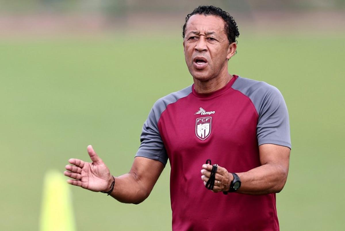 Cape Verde's head coach Pedro Leitao Bubista (R) gestures during a training session at the Injs Marcory stadium in Abidjan on January 20, 2024 during the 2024 Africa Cup of Nations (CAN) football tournament.   FRANCK FIFE / AFP