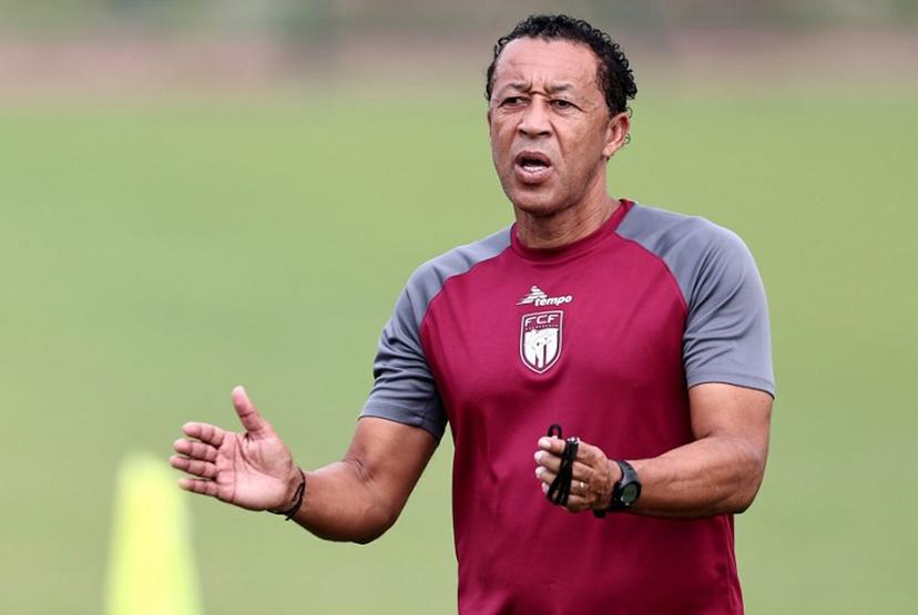 Cape Verde's head coach Pedro Leitao Bubista (R) gestures during a training session at the Injs Marcory stadium in Abidjan on January 20, 2024 during the 2024 Africa Cup of Nations (CAN) football tournament.   FRANCK FIFE / AFP