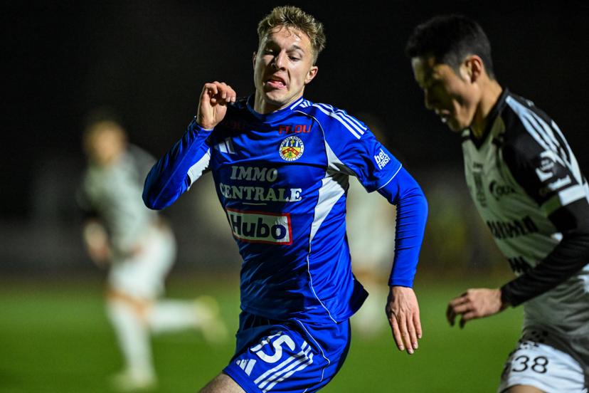 Knokke's Lars Cooman and STVV's Kaito Matsuzawa fight for the ball during a soccer game between Royal Knokke (1th Nat) and STVV, in the 1/16 final of the Croky Cup Belgian cup, Thursday 30 October 2025 in Knokke-Heist. BELGA PHOTO DAVID PINTENS