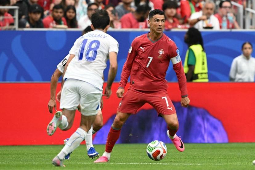 Portugal's forward #07 Cristiano Ronaldo (R) runs with the ball during the 2026 World Cup Group K football match between Portugal and Uzbekistan at the Houston Stadium in Houston on June 23, 2026.   RONALDO SCHEMIDT / AFP