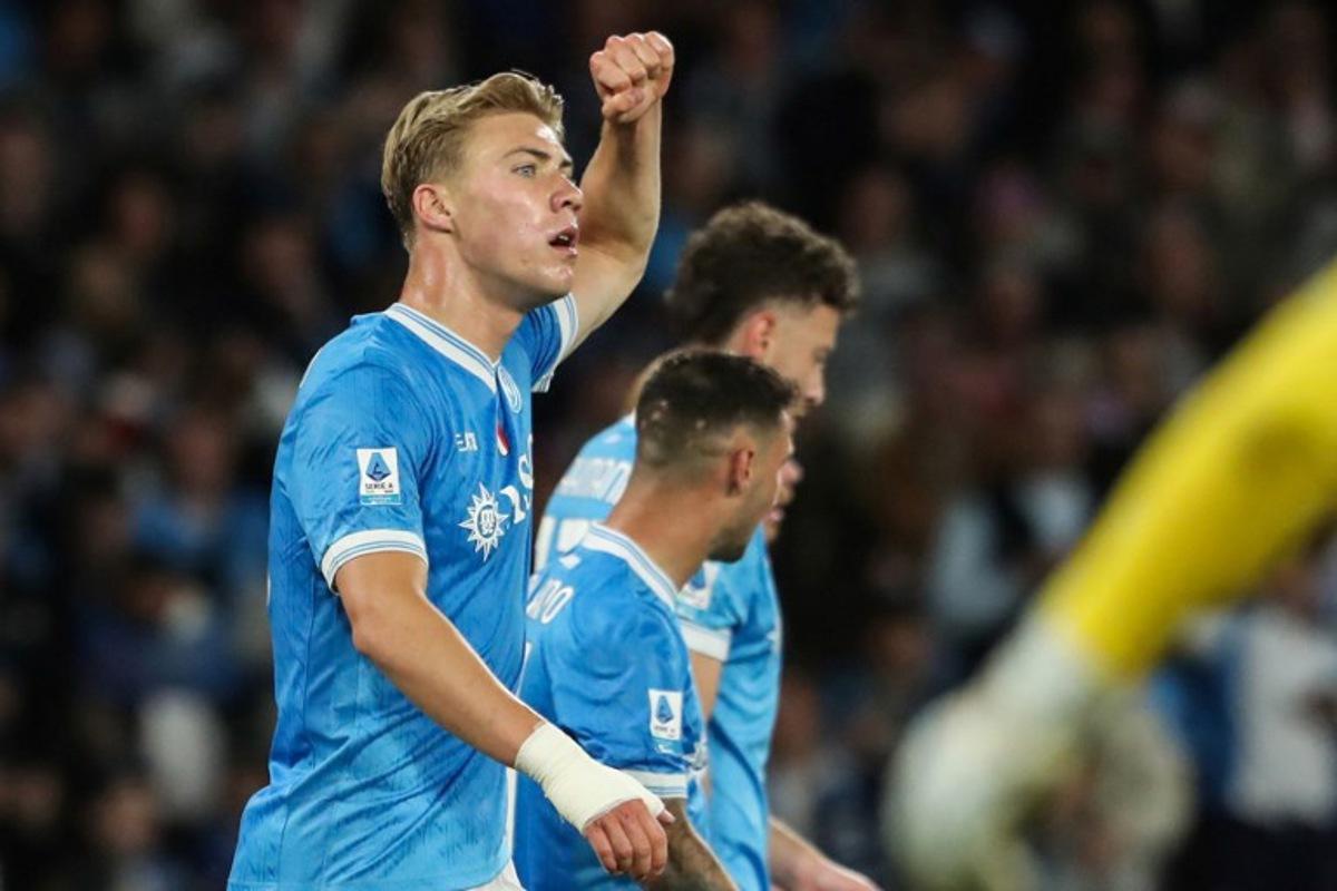 Napoli's Danish forward #19 Rasmus Hojlund celebrates their team second goal scored by Cremonese's Italian midfielder #24 Filippo Terracciano during the Italian Serie A football between match SSC Napoli and US Cremonese at the Diego Armando Maradona Stadium in Napoli, on April 24, 2026.  CARLO HERMANN / AFP