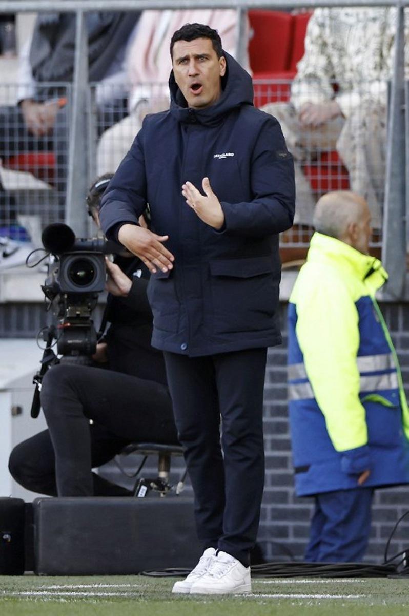 Alkmaar's Dutch head coach Maarten Martens guestures during the Dutch Eredivisie football match betweenAZ Alkmaar and Feyenoord Rotterdam at AFAS stadium on April 5, 2025.  MAURICE VAN STEEN / ANP / AFP