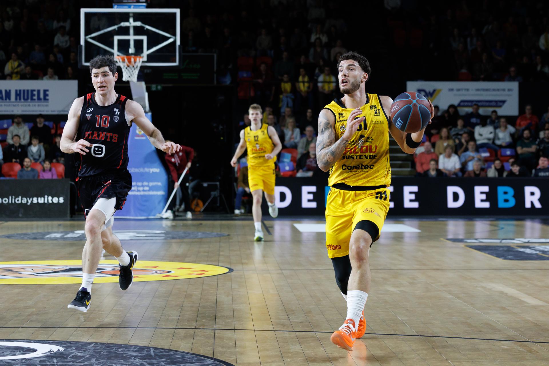 Antwerp's Andrew Funk and Oostende's Noam Yaacov fight for the ball during a basketball match between BC Oostende and Antwerp Giants, Sunday 15 March 2026, in Oostende, on day 24 of the 'BNXT League' Belgian/ Dutch first division basket championship. BELGA PHOTO KURT DESPLENTER