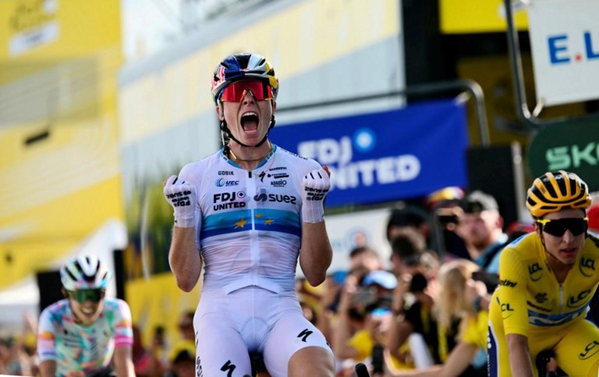 FDJ-SUEZ's Dutch rider Demi Vollering (C) celebrates as she crosses the finish line ahead of Movistar Team's Swiss rider and yello jersey Marlen Reusser (R, second placed) and Canyon//SRAM zondacrypto's Polish rider Katarzyna Niewiadoma (L, third placed) to win the 5th (out of 9) stage of the fifth edition of the Women's Tour de France cycling race, 140 km from Macon to Belleville-en-Beaujolais, in Belleville-en-Beaujolais, central France on August 5, 2026.  NICOLAS TUCAT / AFP