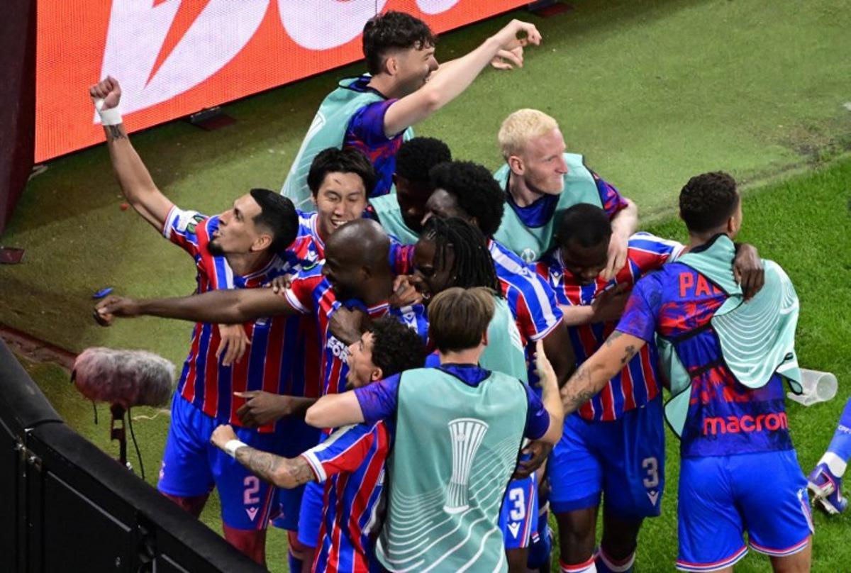 Crystal Palace's French striker #14 Jean-Philippe Mateta (C L) celebrates his 1-0 with team mates during the UEFA Conference League final football match between Crystal Palace FC and Rayo Vallecano de Madrid in Leipzig, Germany, on May 27, 2026.    John MACDOUGALL / AFP