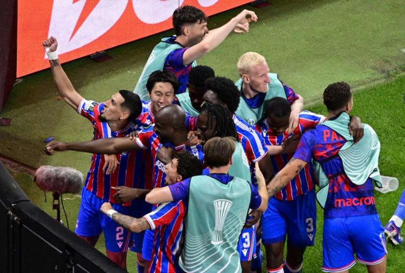Crystal Palace's French striker #14 Jean-Philippe Mateta (C L) celebrates his 1-0 with team mates during the UEFA Conference League final football match between Crystal Palace FC and Rayo Vallecano de Madrid in Leipzig, Germany, on May 27, 2026.    John MACDOUGALL / AFP