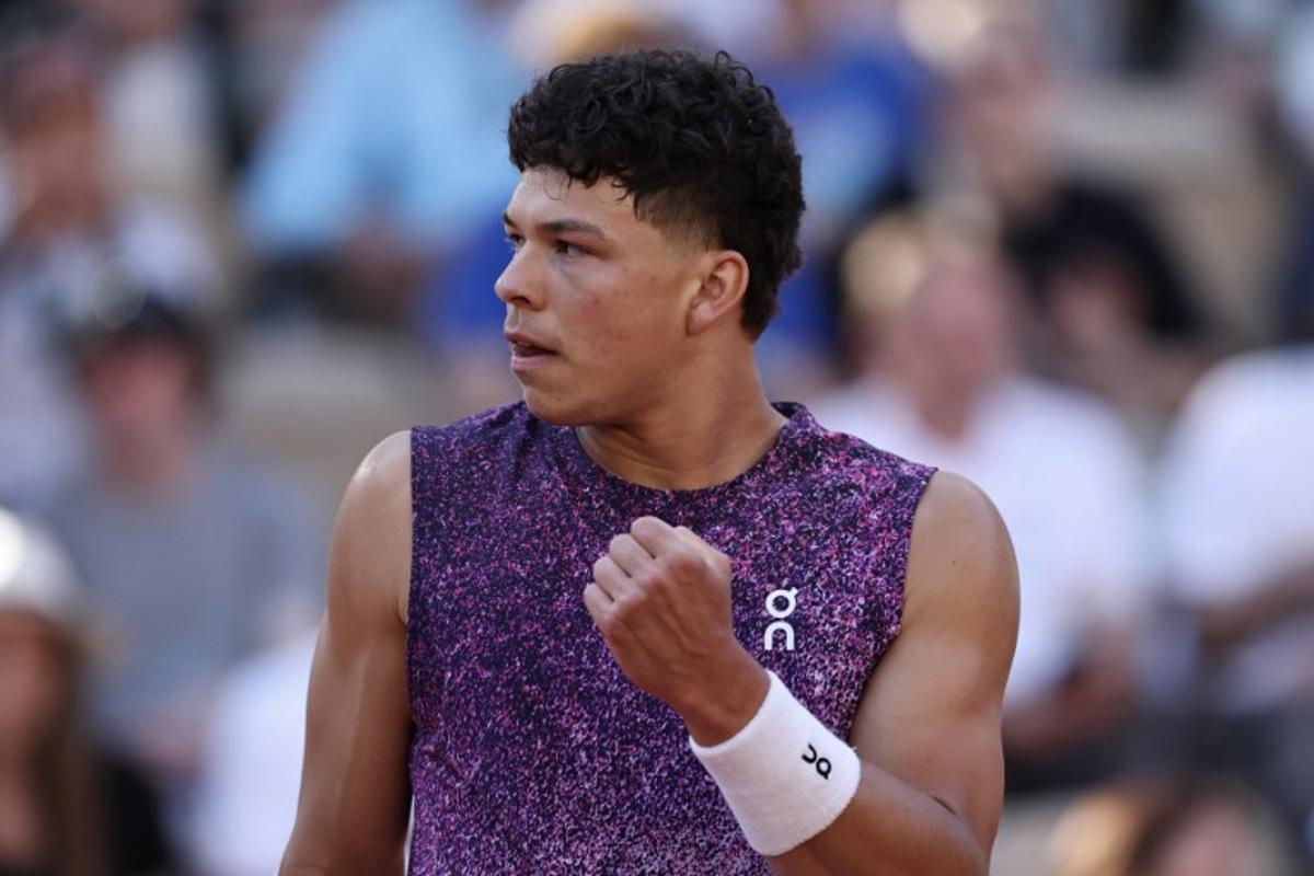 US Ben Shelton reacts after a point against Spain's Daniel Merida during their men's singles match on day 2 of the French Open tennis tournament on Court Suzanne-Lenglen at the Roland-Garros Complex in Paris on May 25, 2026.  Anne-Christine POUJOULAT / AFP
