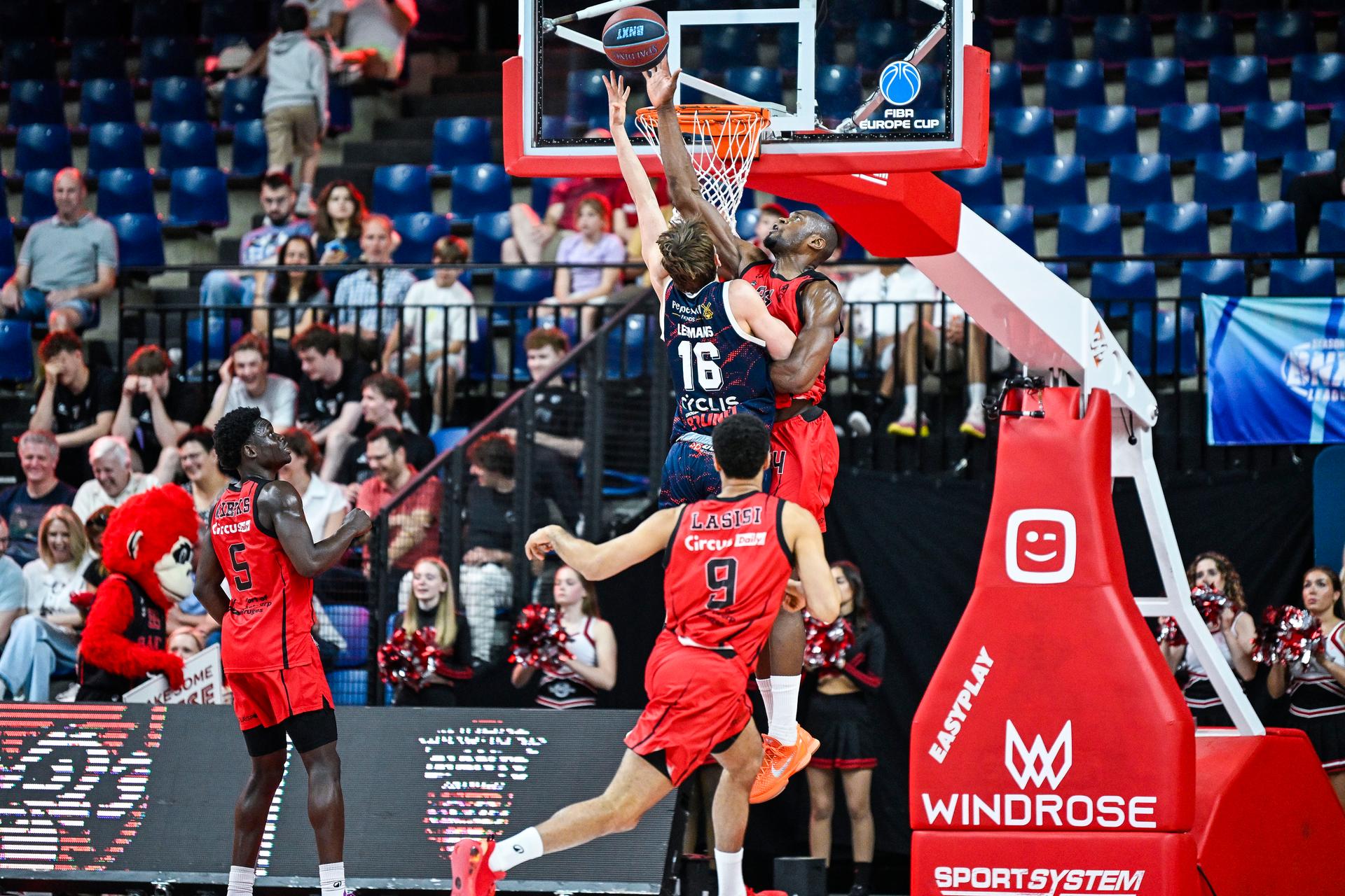 Limburg's Wout Leemans and Antwerp's Kevin Tumba pictured in action during a basketball match between Antwerp Giants and Limburg United, Friday 22 May 2026, in Antwerp, on the first round (out of 5) of the Semi Finals Playoffs of the 'BNXT League' Belgian/ Dutch first division basket championship. BELGA PHOTO TOM GOYVAERTS