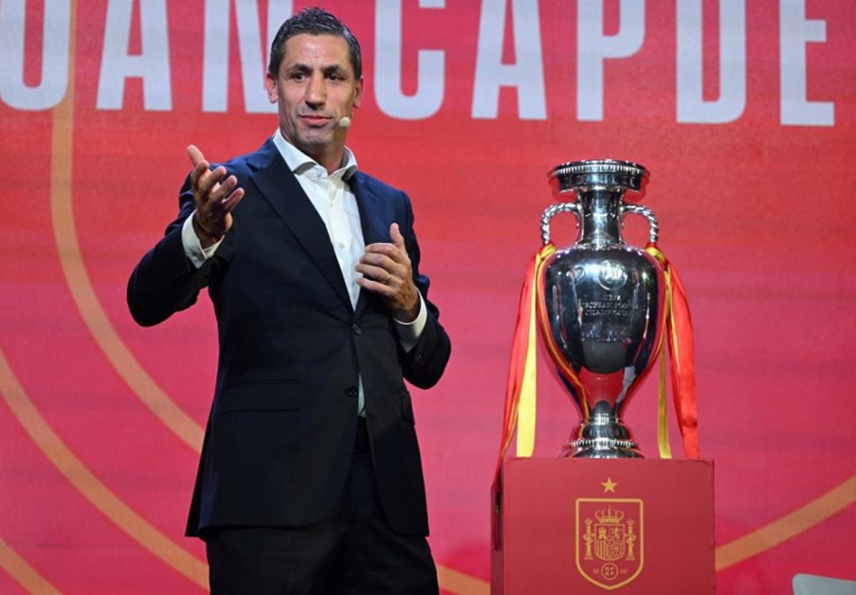 Former Spain's player Joan Capdevila poses next to Henri Delaunay cup, the trophy of the UEFA European Football Championship, during the unveiling of Euro 2024 squad on May 27, 2024 at the Ciudad del Futbol training facilities in Las Rozas de Madrid.  JAVIER SORIANO / AFP