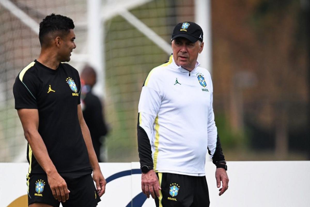 Brazil's Italian head coach Carlo Ancelotti (R) and Brazil's midfielder #05 Casemiro take part in an MD-1 training session at Columbia Park Training Facility in Morristown, New jersey, on June 18, 2026, on the eve of the World Cup 2026 Group C football match between Brazil and Haiti.   MAURO PIMENTEL / AFP