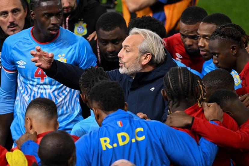 Democratic Republic Of Congo's head coach Sebastien Desabre speaks to his players before the beginning of extra time during the Africa Cup of Nations (CAN) round of 16 football match between Algeria and Democratic Republic of Congo at the Prince Moulay El Hassan Stadium in Rabat on January 6, 2026.   SEBASTIEN BOZON / AFP