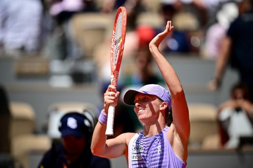 Poland's Iga Swiatek acknowledges the crowd as she celebrates her victory in her women's singles match against Australia's Emerson Jones on day 2 of the French Open tennis tournament on Court Philippe-Chatrier at the Roland-Garros Complex in Paris on May 25, 2026.  JULIEN DE ROSA / AFP