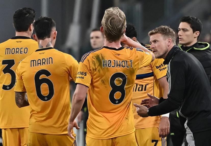 Pisa's Swedish head coach Oscar Hiljemark (R) instructs his players during the Italian Serie A football match between Juventus and Pisa at the Allianz Stadium in Turin, northern Italy, on March 7, 2026.  Isabella BONOTTO / AFP